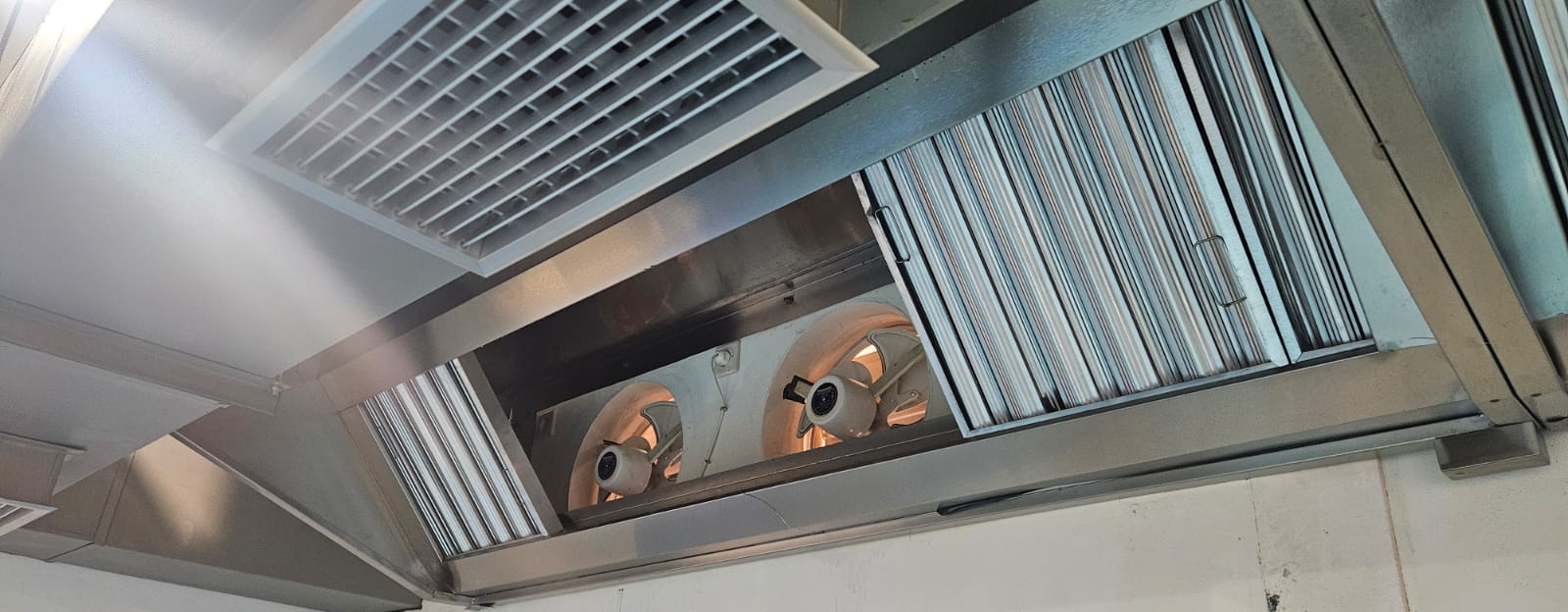 Kitchen hood built-in fan